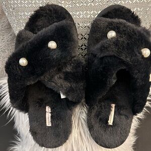 Sincerely Jewels Black Fur pearl slippers! Cute & Cozy